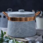 دیگ و دیزی سنگی مدل مانا با دسته مسی